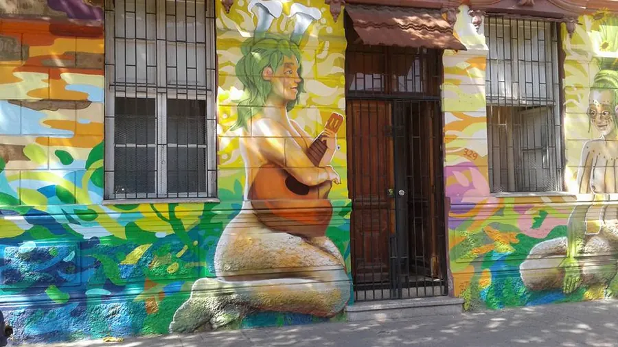 Fachada intervenida con arte urbano